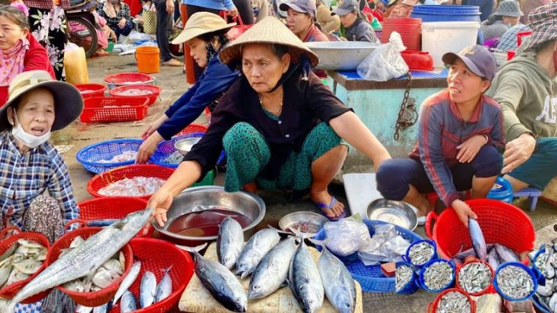 Du khách gần xa đến với chợ Tuy Hòa nói gì