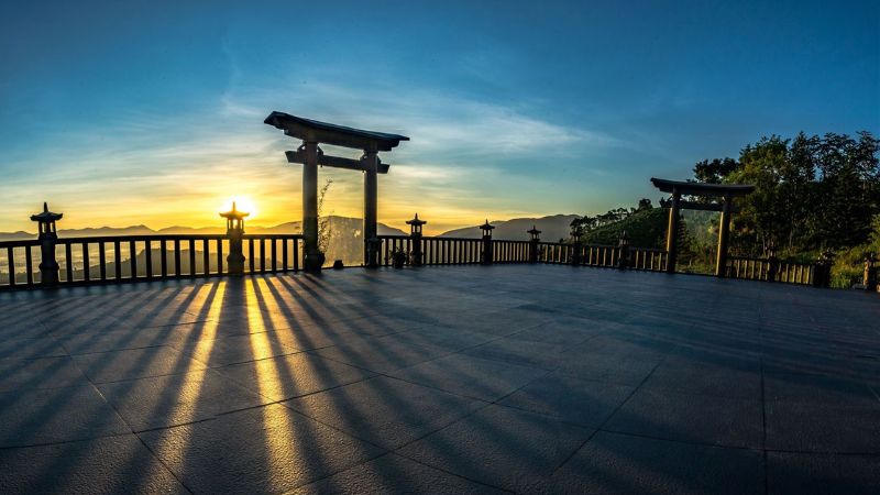 Đường đi lên chùa Linh Quy Pháp Ấn