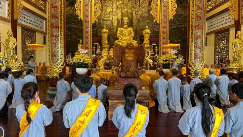 Không gian chánh điện chùa Niết Bàn