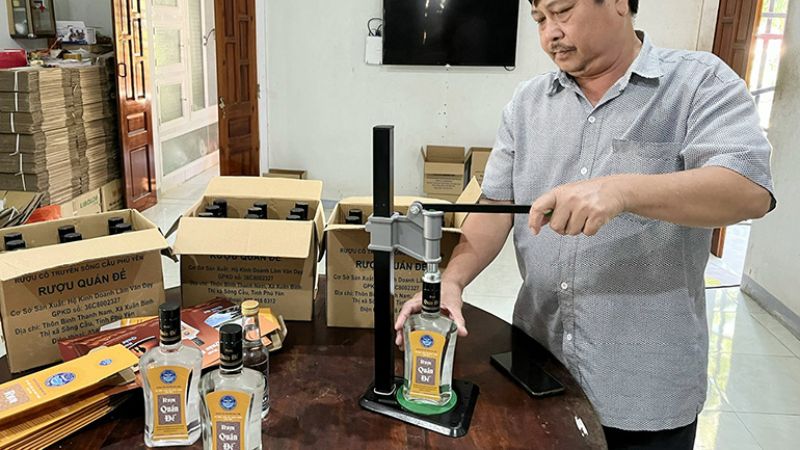 Rượu Quán Đế là đặc sản Phú Yên mang về làm quà