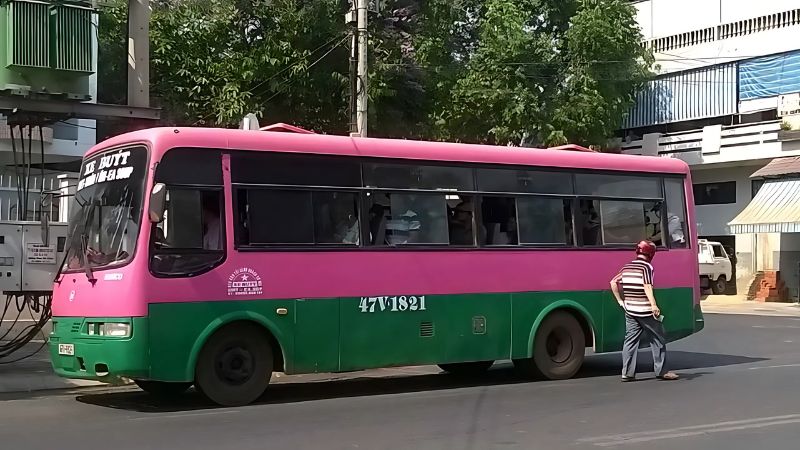 Xe Buýt di chuyển đến vườn quốc gia 