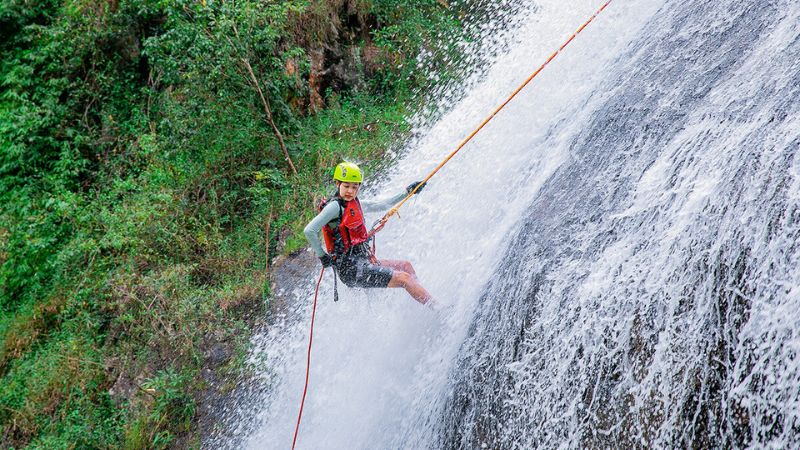 Đu dây vượt thác tại thác Datanla Đà Lạt