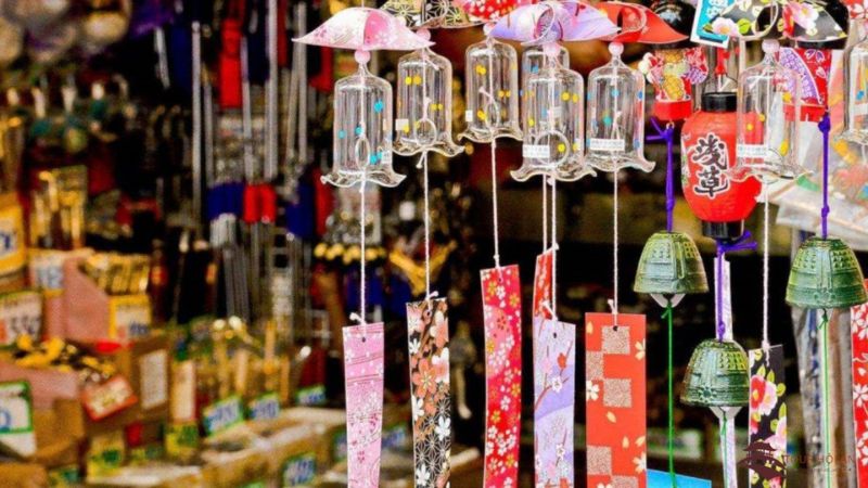 Đồ lưu niệm tại chợ đêm Cát Bà