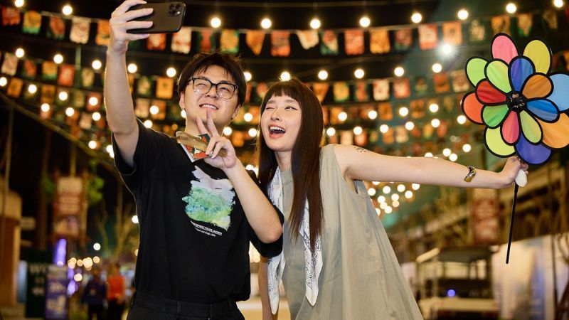 Chụp những bức hình đẹp tại chợ đêm Cát Bà