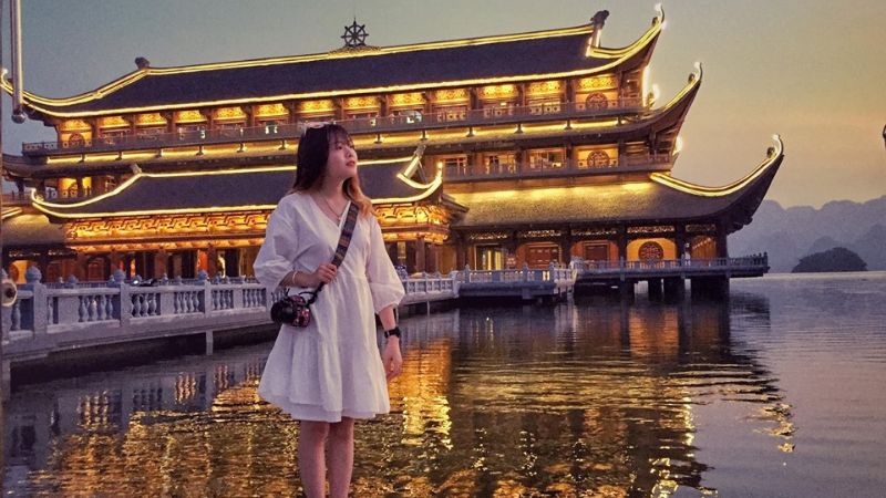 Du khách checkin tại chùa Tam Chúc