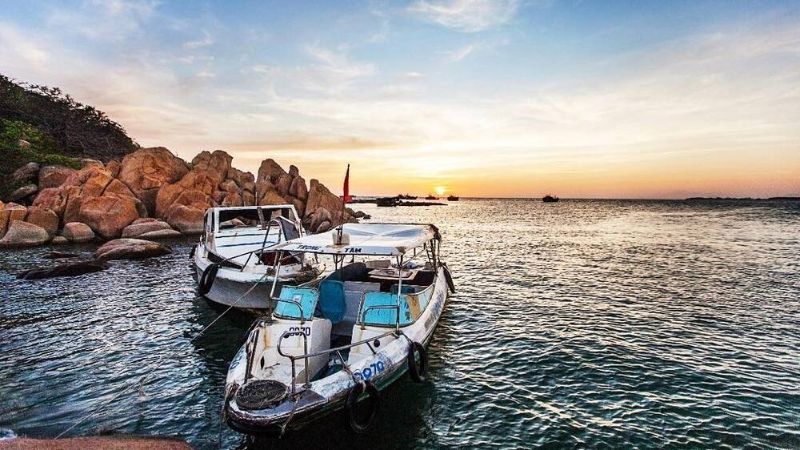 Tham quan biển bằng cano