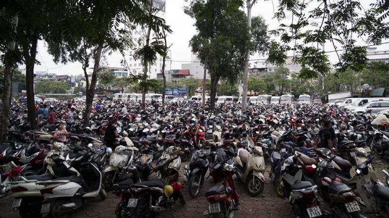 Hình ảnh bãi đỗ xe công viên Thủ Lệ