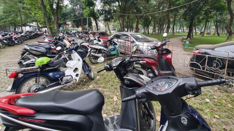 Bãi xe tự phát tại công viên Thủ Lệ