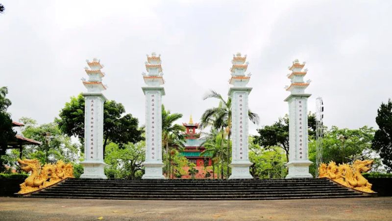 4 cây cột trước chùa Hoa Nghiêm