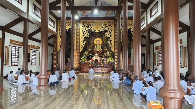 Khu vực chánh điện chùa Hoa Nghiêm