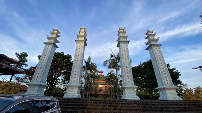 Bốn cột trụ trước lối đi vào chùa Hoa Nghiêm Bảo Lộc