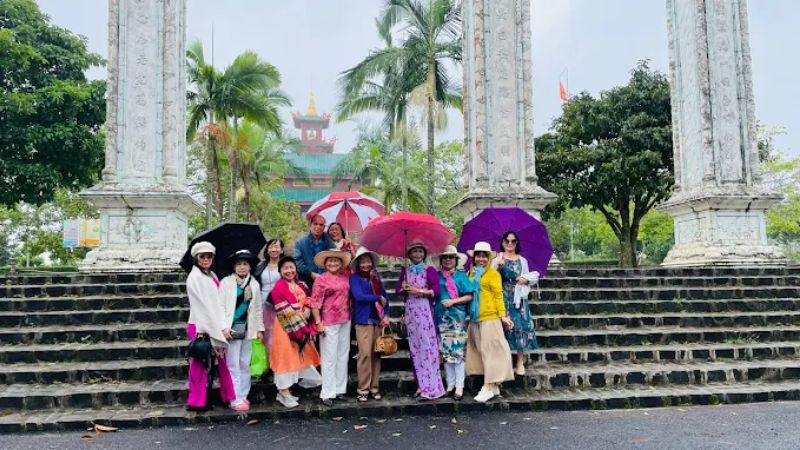 Du khách tạo dáng chụp ảnh tại chùa Hoa Nghiêm