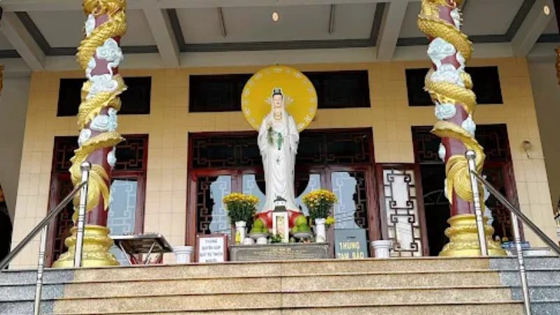 Tượng Quan Âm chùa Pháp Quang