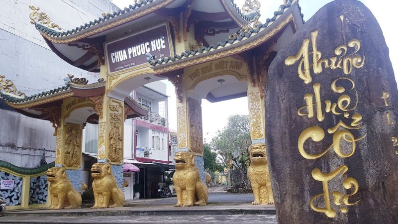 Cổng chùa Phước Huệ Bảo Lộc