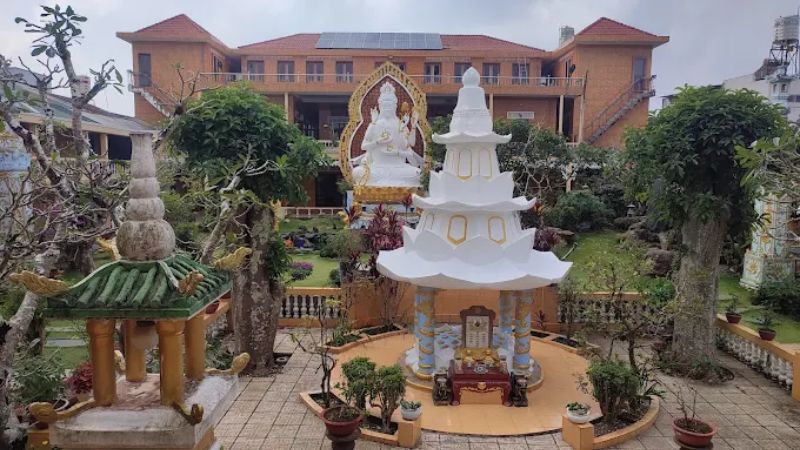 Bức tượng quan thế âm bồ tát tại chùa Phước Huệ Bảo Lộc