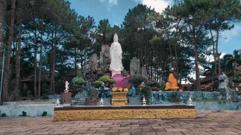 Bức tượgn quan thế âm bồ tát tại chùa Bát Nhã