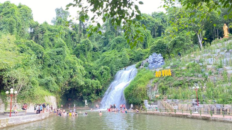 Tắm mát tại Thác Ao Vua