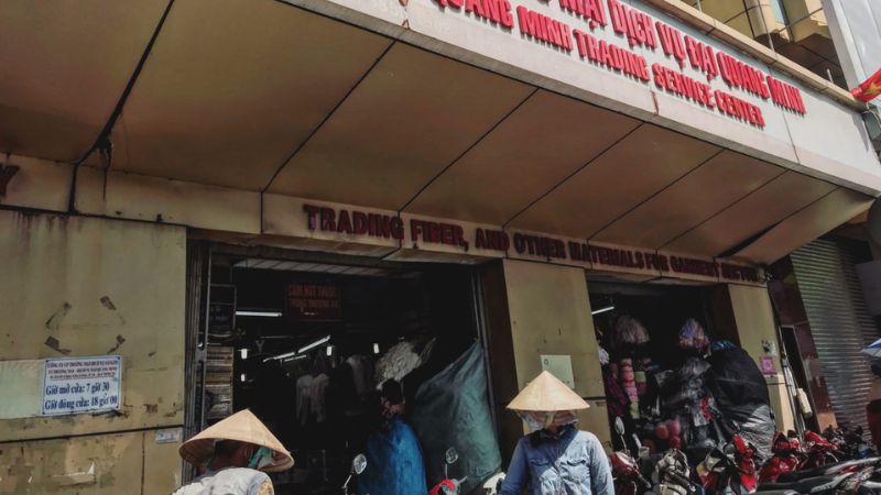 Bên ngoài chợ Đại Quang Minh