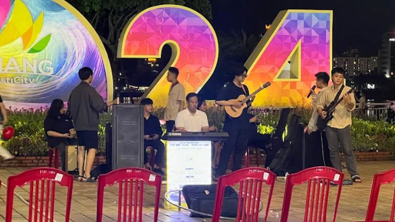 Nghe nhạc tại chợ đêm Helio