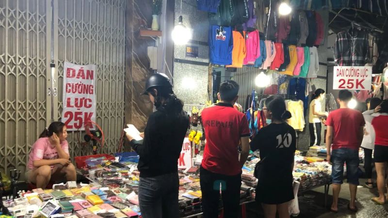 Gian hàng bán phụ kiện điện thoại ở chợ đêm Lê Duẩn