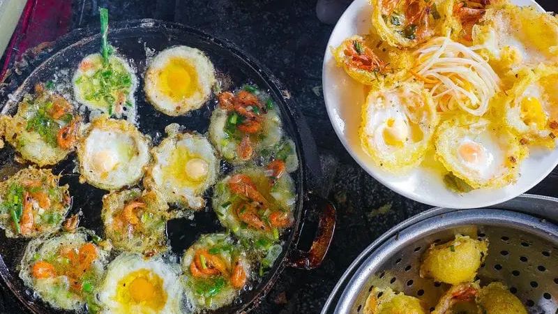 Bánh căn được bán tại chợ đêm Đà Nẵng