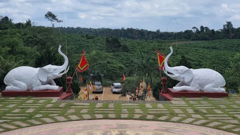 Hai bức tượng voi bằng đá tại chùa Di Đà