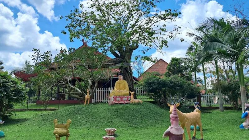 tượng Phật Thích Ca Mâu Ni dưới gốc bồ đề