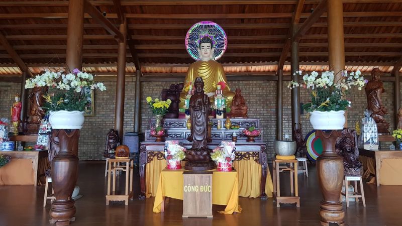 Không gian chánh điện chùa Trà ở Bảo Lộc