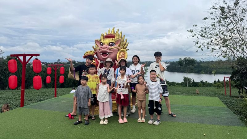 Du khách chụp ảnh khi ghé thăm chùa Trà Bảo Lộc