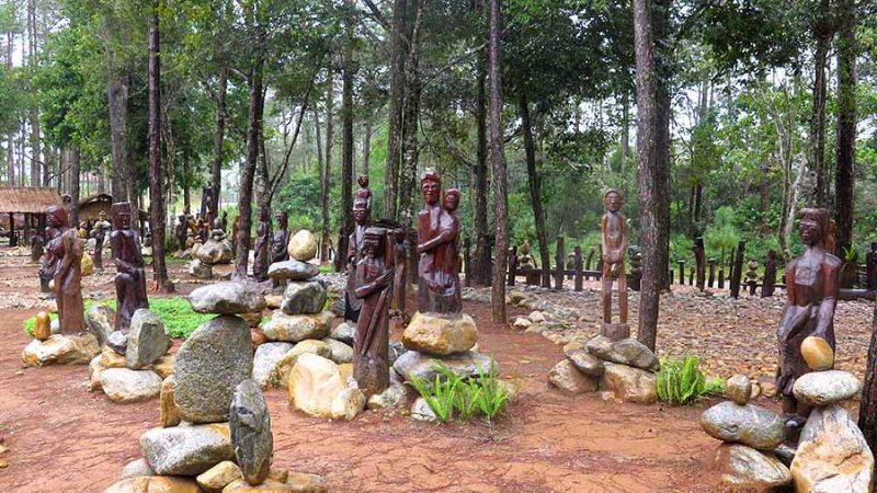 khu vườn tượng gỗ độc đáo tại Măng Đen