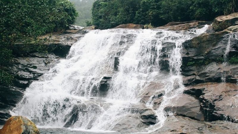 Thác Nhị Hồ có dòng nước chảy tuyệt đẹp