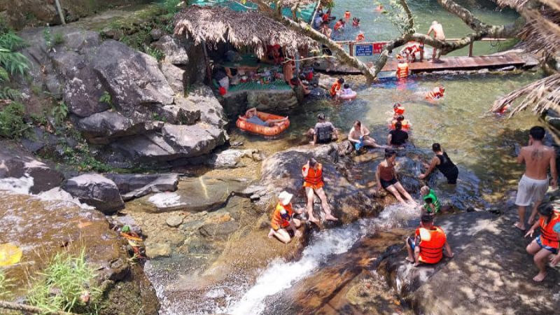 Du khách tắm ở thác Nhị Hồ