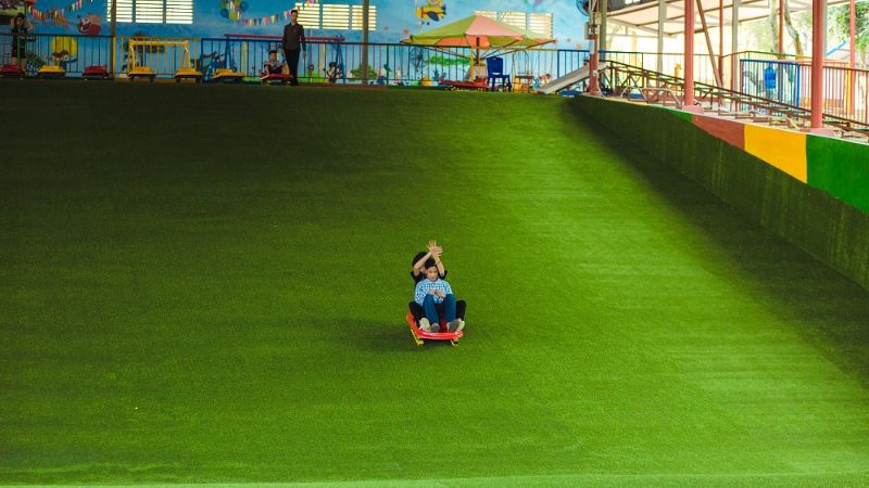 Trượt cỏ tại khu du lịch Ao Vua Ba Vì Hà Nội