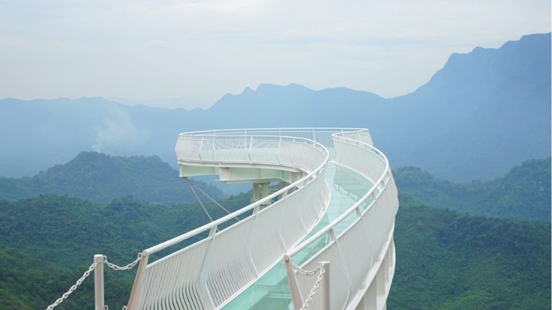 Cầu kính Ngọc Rồng