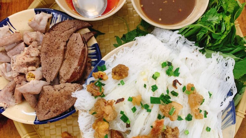 Bánh hỏi lòng heo quay