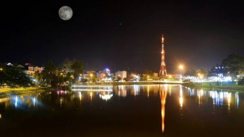 Ảnh Bờ Hồ Bảo Lộc vào ban đêm