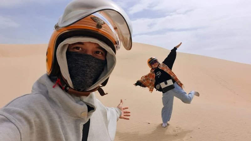 Du khách check-in tại Đồi cát Bãi Gốc