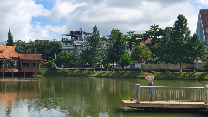 Dạo bộ tận hưởng không khí trong lành của Hồ Bảo Lộc