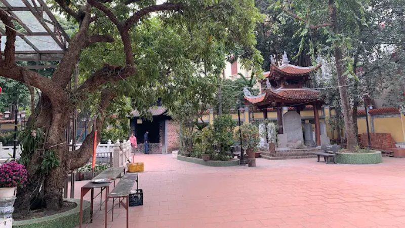 Khuôn viên bên trong Đền Lư Giang Hà Nội