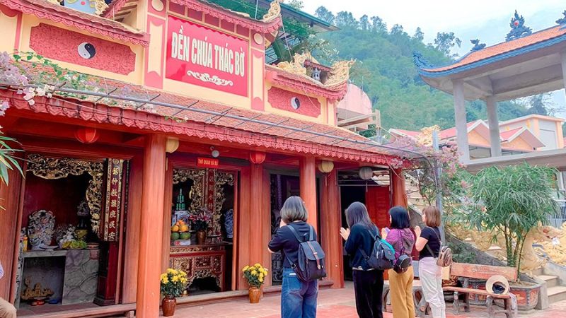 Du khách ghé thăm và cầu nguyện tại đền Chúa Thác Bờ