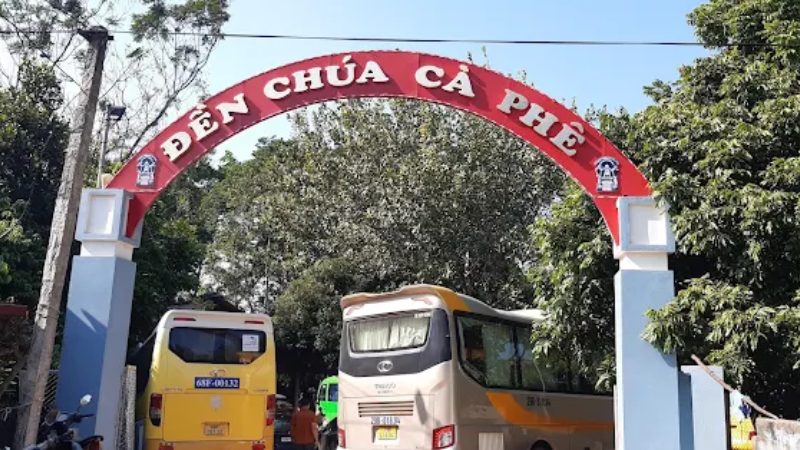 Đi lễ Đền Chúa Cà Phê