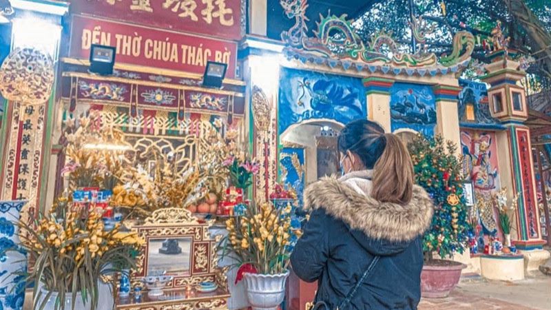 Cầu nguyện tại đền Chúa Thác Bờ 