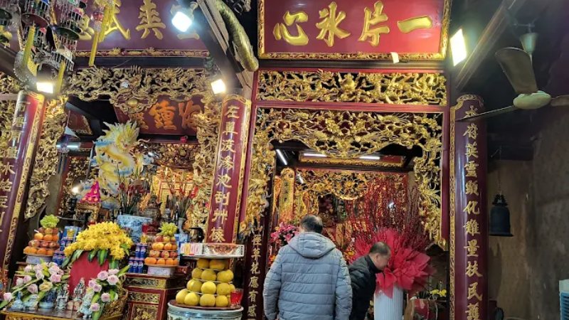 Không gian bên trong Đền Lư Giang