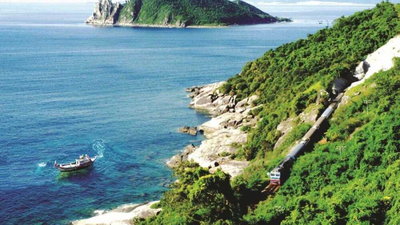 Đường đi đến bãi biển Bãi Giốc khá thuận lợi 