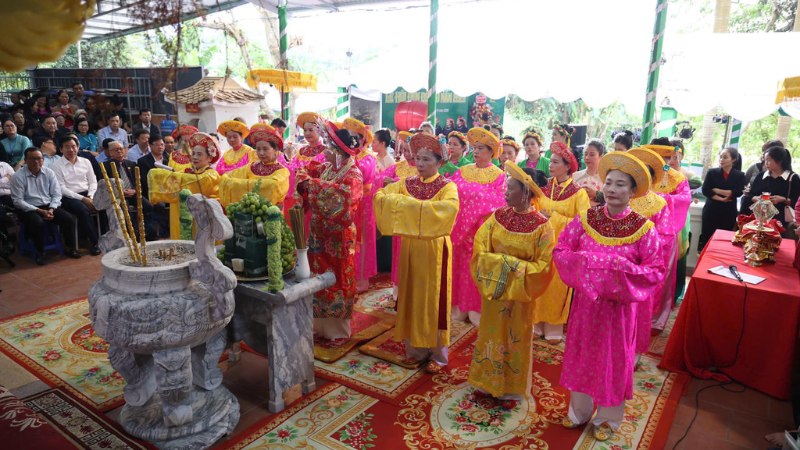 Đi lễ Cô Đôi Cam Đường cầu sức khỏe, tài lộc