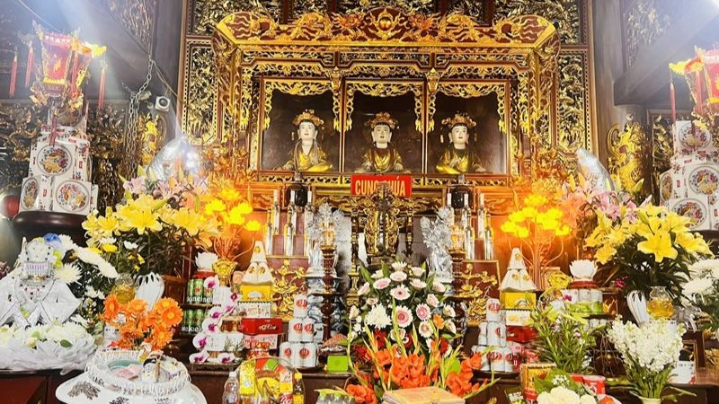 Hệ thống thờ tự và 38 pho tượng thần