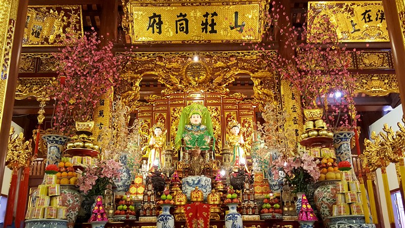 Không gian thờ tự đền Đôi Cô Cam Đường