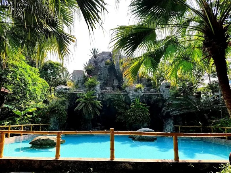 Hồ bơi ngoài trời tại Long Việt