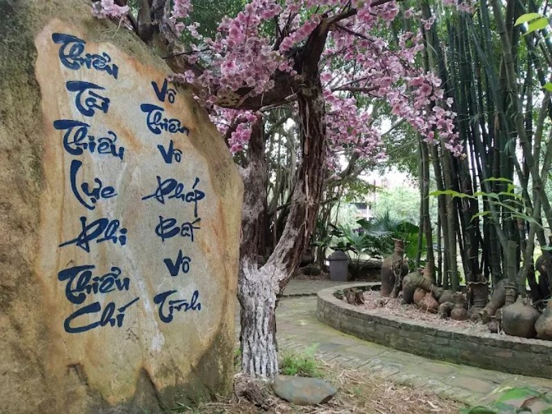 khu du lịch sinh thái Long Việt Ba Vì thu hút được lượng lớn khách ghé thăm do phong cảnh nên thơ hữu tình