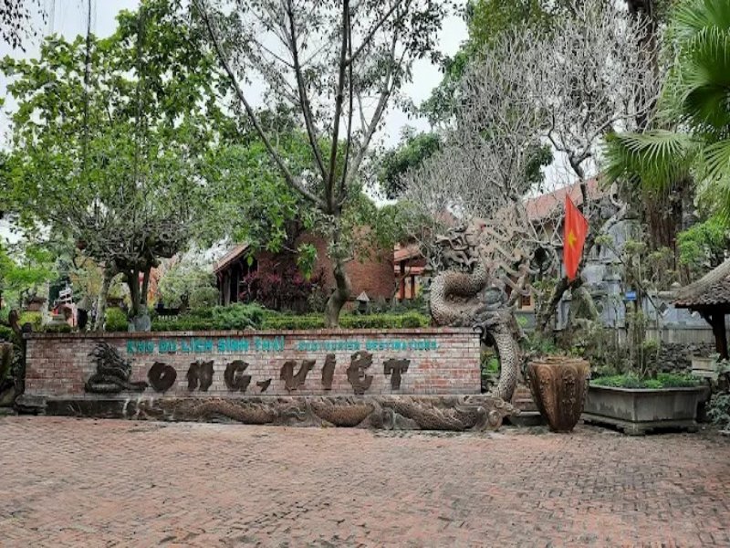 Không gian bên trong khu du lịch sinh thái Long Việt rất mát mẻ, đa dạng các loại cây